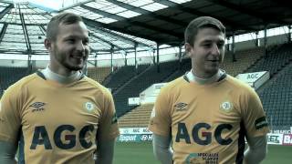 Jan Krob a Tomáš Vondrášek vs. Ladislav Křepela ve stolním fotbálku (29.10.2015)