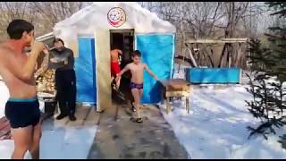 Проплыл зимой в ледяной воде