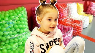 ВЛОГ: Детский парк развлечений с шариками и машинками девочка играет с детьми на детской площадке