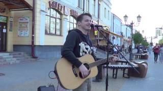 Русская песня звучит на улице Бреста! Buskers! Уличный музыкант!