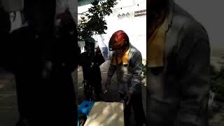Panen madu dari sarang lebah tanpa sengat, menggunakan alat sederhana