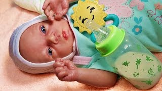Играем в Куклы. Реборн проснулась и кушает. Мы ее переодеваем Зырики ТВ