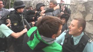Сотрудники службы судебных приставов берут приступом таунхаусы. Саратов