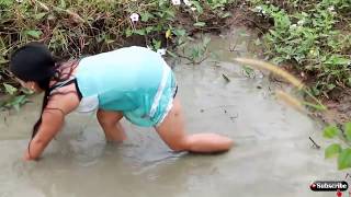 Ловлю рыбу руками в болоте!Симпатичная девушка ловит рыбу/Catch fish