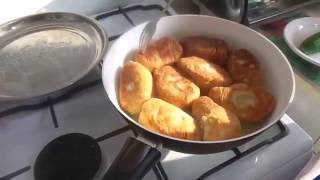 .Приготовление домашних жареных картофельных пирожков из без дрожжевого теста на закваске.