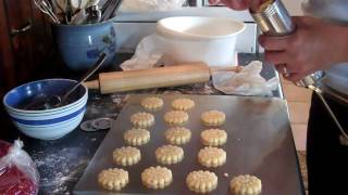 How to use the cookie press