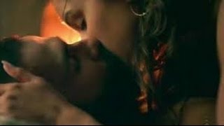 Shraddha Kapoor & Shahid Kapoor uncomfortably Hot Kiss in Haider