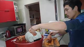 Насаживание мяса на шампура для шашлыка