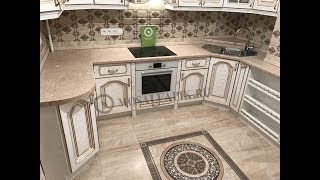 Кухня белая с патиной