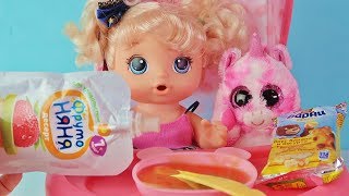 Куклы Пупсики Беби Элайв кушает Снэк Барни. Играем в Игрушки для Девочек Открываем сюрприз Зырики ТВ
