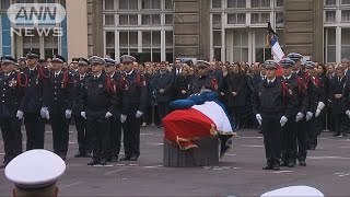 テロで死亡の警察官を追悼　仏大統領選の2候補も(17/04/26)