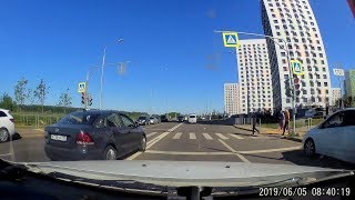 Е735ОА799 обгон через 2 сплошные, на пешеходном переходе, на красный свет