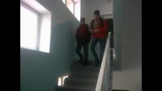 Как спускаются по лестнице обычные люди/ как я с другом | Vine by Pasha