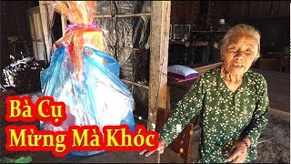 Bà cụ sống giữa cánh đồng lại khóc khi được nhận quà tết