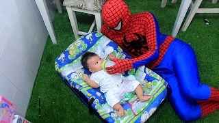 SIÊU NHÂN Người nhện làm bác sĩ - người nhện cho em bé bú sữa trong cái nôi đầy banh