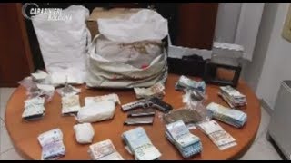 Ora News - Dy të rinj shqiptarë kapen me 1 mln euro heroinë në dollap