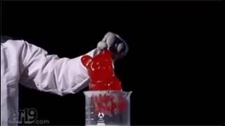 Гигантский желейный мишка в кипящий хлорат калия / Giant jelly bear in boiling potassium chlorate