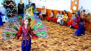 Танец райских птиц в детском саду (восточный танец?)