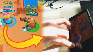 ОН ИГРАЕТ 1-й РУКОЙ В Brawl Stars!!! а ты можешь так?!