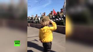 Маленький генерал: на репетиции парада Победы в Москве военные ответили на приветствие юного зрителя