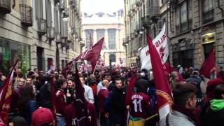 Tifosi granata ballano davanti lo Juve-store