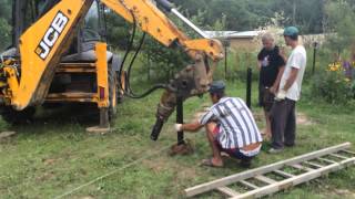 Экскаватор погрузчик JCB 4CX вкручивает винтовые сваи гидробуром Delta RD7. Калуга