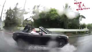 台風の日にオープンカーで走ると、ぬれる。