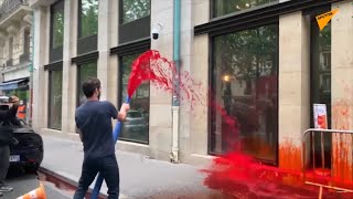 Le siège du MEDEF à Paris recouvert de « sang » par les militants d'Extinction Rebellion