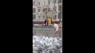 По Барнаулу бегает голый мужик