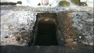 Выкопали гроб с покойником