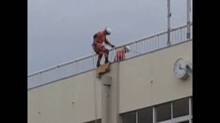 観音寺市総合防災訓練（高室小学校）　屋上からの隊員降下