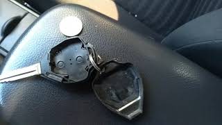 Замена батарейки в ключе Toyota Corolla.