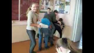 Дети в школе играют в слона.