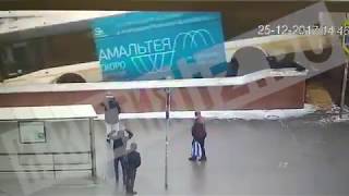 Автобус протаранил группу людей на Славянском бульваре в Москве