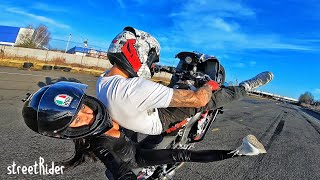 НА ЗАДНЕМ С ДЕВУШКОЙ НА СПОРТБАЙКЕ | Вилли с красоткой - мото видео