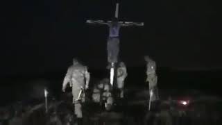Нацисты из Азова распяли ополченца и сожгли заживо,засняв казнь на камеру  24 04 2015   съемка проис