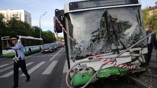 На северо-западе Москвы автобус врезался в остановку, погиб ребенок