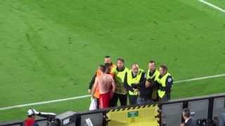 Ribery offre son maillot à un supporter entré sur le terrain (Barcelone-Bayern)