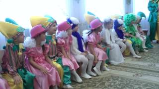 Сюрпризный момент с избушкой на курьих ножках на новогоднем утреннике 2013 в средней группе .