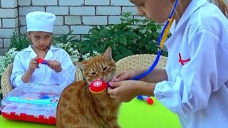 Доктор Айболит. Играем в доктора. ДЕЛАЕМ КОТЕНКУ УКОЛ.  Детский канал Расти вместе с нами.