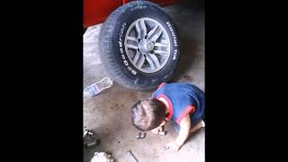38.- Yahel trabajando en el taller con su tio lalo