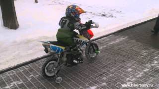 Ребенок на мотоцикле учится в мотошколе Biker Baby