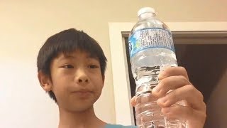 Я могу выпить бутылку воды за 1 секунду... чуть не умер..