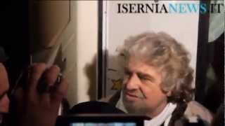 Beppe Grillo infiamma la piazza: Isernia in delirio