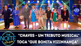 "Chaves - Um tributo musical" toca ''Que bonita sua vizinhança'' | The Noite (26/08/19)