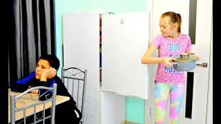 Макс ПЕРЕЕХАЛ ЖИТЬ к Диане ! Капризный парень !