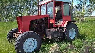 Гусеничный трактор Дт-75 на колесах с косилкой Krone