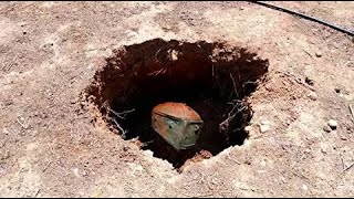 ФЕРМЕР УВИДЕЛ ОГРОМНЫЙ ПРОВАЛ В ЗЕМЛЕ. А ТАМ...