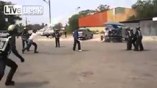 Clip tung lưới bắt kẻ cầm dao đâm cảnh sát