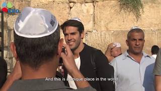 Legendary Brazilian soccer players take in the holy sites of Jerusalem